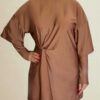 Vue de face du Burkini Siwa Été 2025 Ynes : coupe fluide, nœud latéral élégant, manches longues et superposition moderne, confectionné en Lycra opaque.