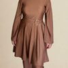 Burkini Sahara couleur brun chaud avec ceinture bijou, coupe asymétrique fluide et manches longues, collection été 2025 Ynes. Modèle élégant, couvrant et raffiné, idéal pour la plage ou la piscine.